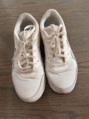 Nike Women's Sneakers in Off-White and Light Brown